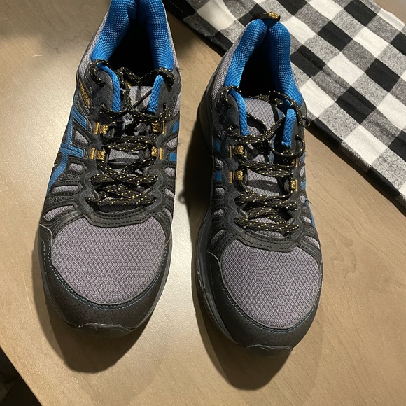 Men's Asics, Gel Venture 7 Trail Sneakers. Slightly used 3-4 times. - Picture 5 of 5